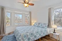 Lakeside, 2-Bedroom Cottage with Fire Pit in Dickson - Homestays