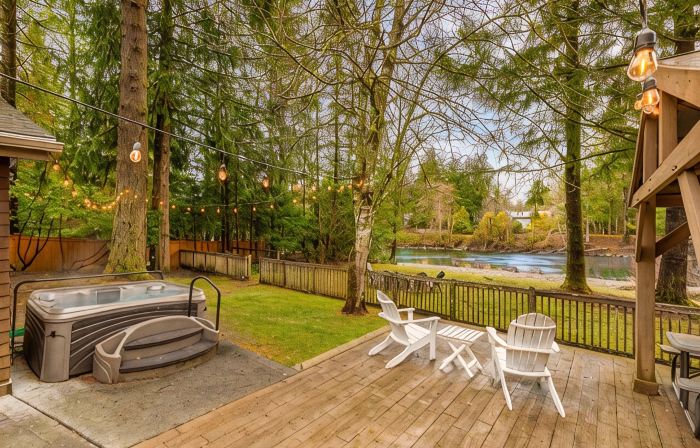 Cozy North Bend Riverfront Cabin w/hot tub!