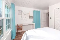 Enjoy our speakeasy at our 2 bedroom cottage! - Homestays