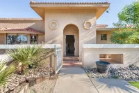Spacious home! Heated pool, sundeck, and sports court Hotels in Alhambra