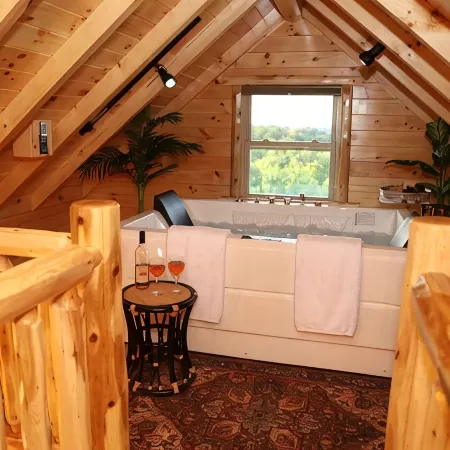 ParadisePeak Hummingbird Cabin with Indoor Jacuzzi in the Heart of Amish Country