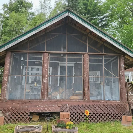Relaxing rustic cabin on the lake 25 feet from the shore.