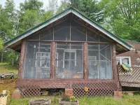 Relaxing rustic cabin on the lake 25 feet from the shore. - Hytter