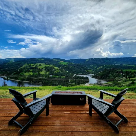 Grandview Getaway offers spectacular views overlooking the Clearwarter river.