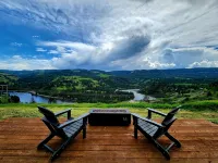 Grandview Getaway offers spectacular views overlooking the Clearwarter river. - Homestays