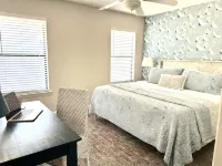 Great Location-Close to Everything. Adorable 3 BD/3 Bath Cottage with Pool! - 4 étoiles