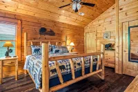 Indoor Pool-Theater-Bunk Beds with Slide-Game Room-Hot Tub-5 min to Attractions! - สระว่ายน้ำส่วนตัว