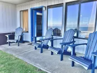 1st floor Oceanfront studio with king bed and hot-tub & AC - 4-Star