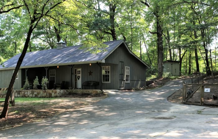 Escape to Your Cozy 2-Bedroom Cottage, Just a Hop Away from Rock City