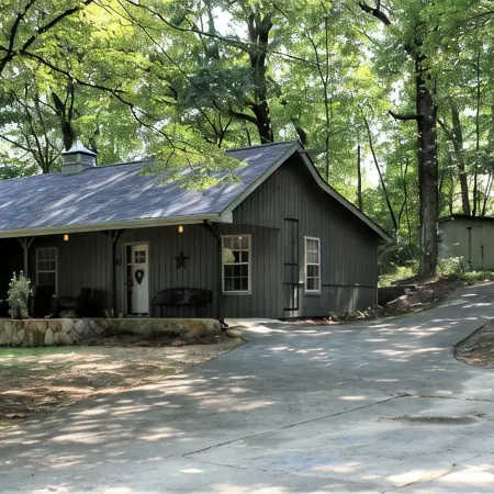 Escape to Your Cozy 2-Bedroom Cottage, Just a Hop Away from Rock City