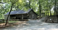 Escape to Your Cozy 2-Bedroom Cottage, Just a Hop Away from Rock City - 4-Star