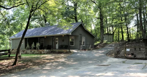 Escape to Your Cozy 2-Bedroom Cottage, Just a Hop Away from Rock City - 4-Star