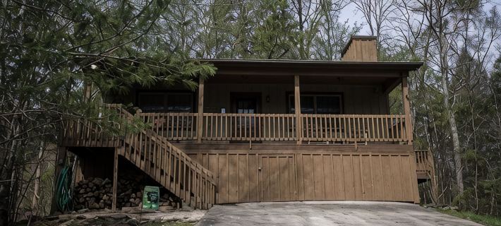Adorable Cabin Tucked Among the Trees in the Smoky Mountains Hotels in Blount County