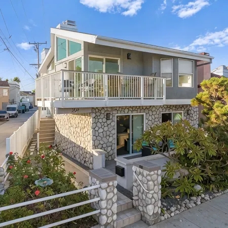 Remodeled beach house, 3-minute walk to sand, Main St. restaurants and shopping