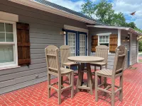 Recently updated Park Street Cottage with garage in Downtown Greeneville, TN. - Wifi