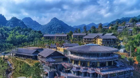 Guanglv. Bama Lake Narada Resort Hotel in 바마