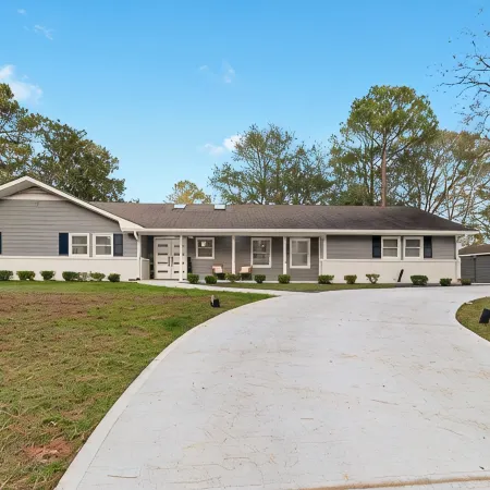 4 Bedroom Luxury House in Family-Friendly Peachtree City with Golf-Cart Option