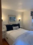 Walk to Town! Bike or Bus to Beach! Charming Cottage on Quiet, Private Lane - 2星級