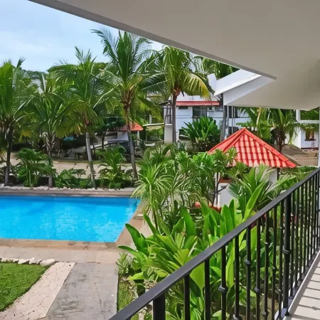 2-Bd Unit with Pool, 2 Blocks from Beach