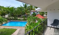 2-Bd Unit with Pool, 2 Blocks from Beach - 2-Star