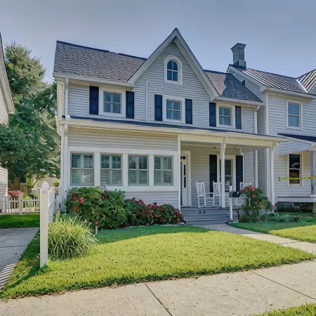 2 Blocks to Beach, Dog Friendly, Fenced Yard, Firepit, Fireplace,Renovated