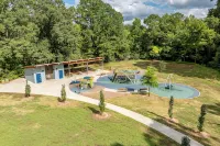 Spacious & Modern 10 Guest Retreat Near Downtown & North Hills w/ Fenced Yard - Bungalow