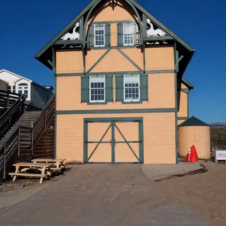 Vintage beach bungalow. Steps to beach! Bring your dog!