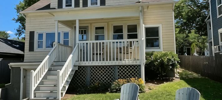 Downtown Historical Bristol Seaside Cottage w Front Row Seats to 4th July Parade Hotels in Bristol County