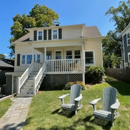 Downtown Historical Bristol Seaside Cottage w Front Row Seats to 4th July Parade
