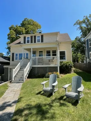 Downtown Historical Bristol Seaside Cottage w Front Row Seats to 4th July Parade - Wifi