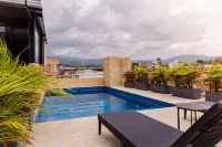 Central Suites by H&R - Pools