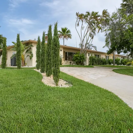 Private Luxury Pool & Spa Retreat – Great Location