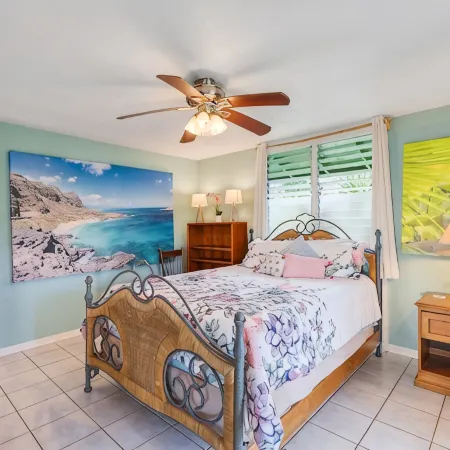 Tropical Gardens,4 Bdr, Large Yard, Pool, 5 min Walk to Beach,Koi Pond, Kailua