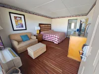 Studio 9 Inn & Suites - parking