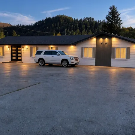 Huge 6-Bedroom House in Charming Lead w/ Plenty of Trailer Parking, Hotele w: Lead