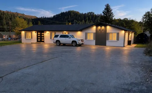 Huge 6-Bedroom House in Charming Lead w/ Plenty of Trailer Parking, - Homestays