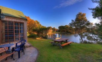 Stanley Lakeside Spa Cabins