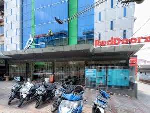 RedDoorz Premium near Grand Batam Mall