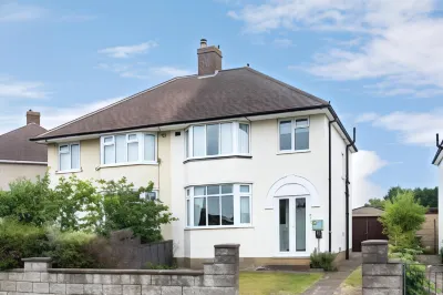 Cheerfull 3-Bedroom Home with Parking & Garden Hotels in 