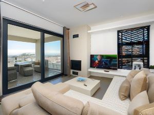 Stylish 2Br Flat with Stunning Views & PRV Parking