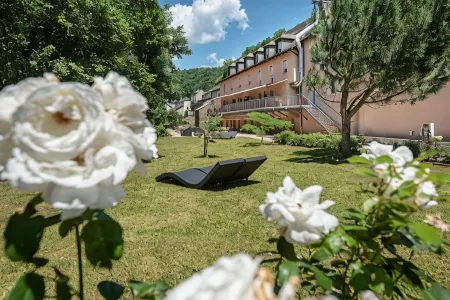 Logis Hôtel Restaurant les 2 Rives - A75, en Bordure de rivière Отели в г. Сен-Леже-де-Пейр