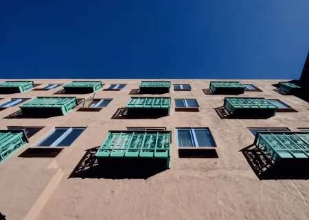 Table Mountain Inn Отели рядом с достопримечательностью «Boettcher Mansion»