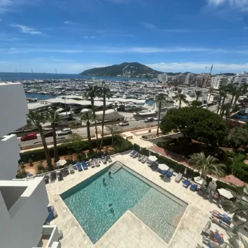 Hotel Tres Torres Отели рядом с достопримечательностью «Пристань для яхт Санта-Эулалия»