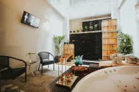 Golden Flower by Kagum Hotels - Romantic