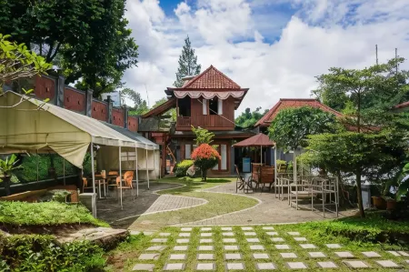 Bantal Guling Villa Отели рядом с достопримечательностью «Zoomanji Bandung»