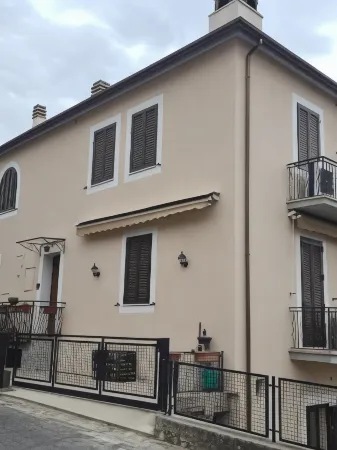 Dueterre Room & Host