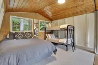 Beautiful Girdwood Cabin with Sauna & Steam Shower