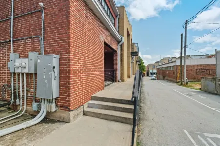 Hogs Hideaway On Dickson St. Отели рядом с достопримечательностью «Арканзас Эр энд Милитари Музеум»