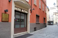 Hotel Button - bar