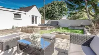 Lovely 1-Bed Cottage in Kelty with Hot Tub Hotels in Kelty